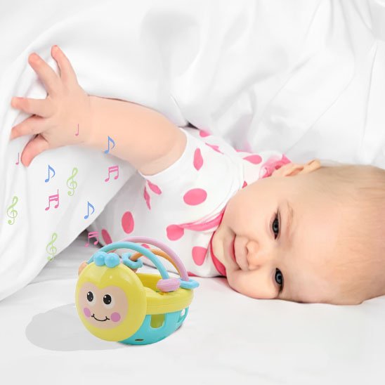 bebe occuper qui avec un hochet tres jolie