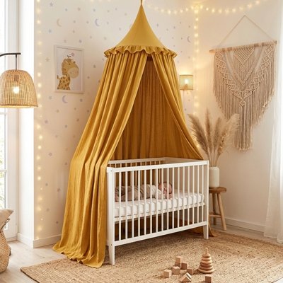 Ciel de lit bébé jaune dans une chambre 