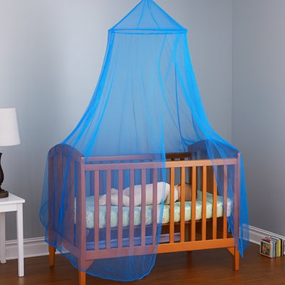 Ciel de lit bleu avec bébé pour bien dormire 