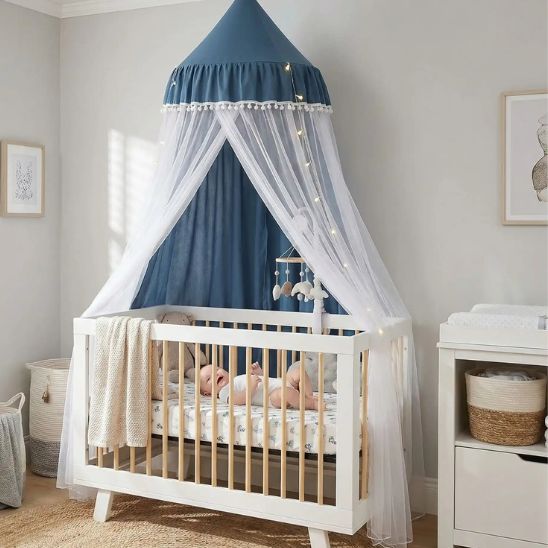 ciel de lit avec un bebe qui dort bien