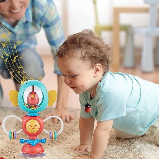 hochet bebe qui joue avec les parents