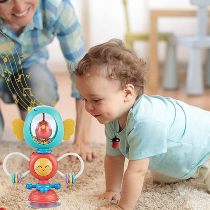 hochet bebe qui joue avec les parents