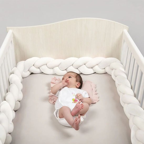 Tresse de lit une barrière moelleuse et sûre
