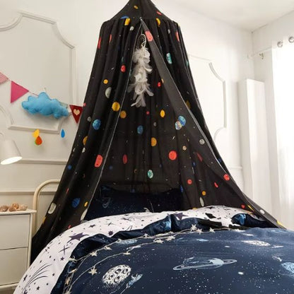 un ciel de lit magique directement au dessus de son lit